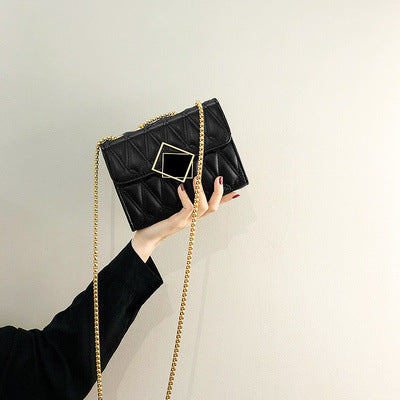 Damen Clutch-Tasche mit glamorösem Kettenriemen und modernem Steppdesign Nord Taschen
