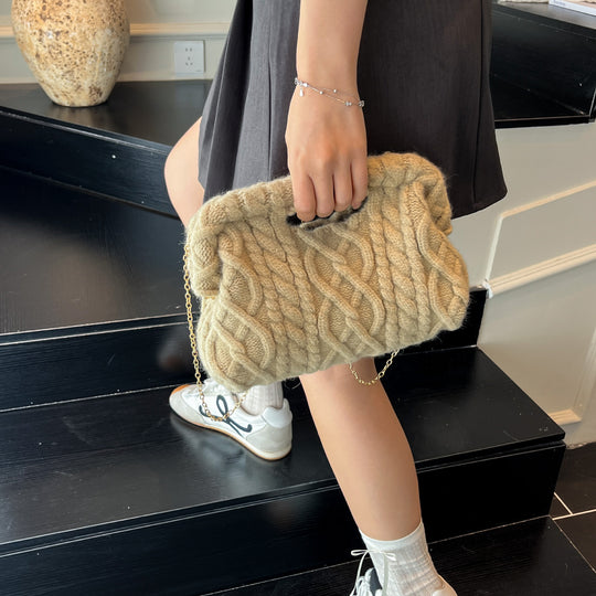 Damen Umhängetasche mit einem strukturierten, weichen Obermaterial und eleganter Kettenverzierung Nord Taschen
