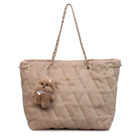 Damen Beuteltasche mit Kettenriemen und kuscheligem Anhänger Nord Taschen