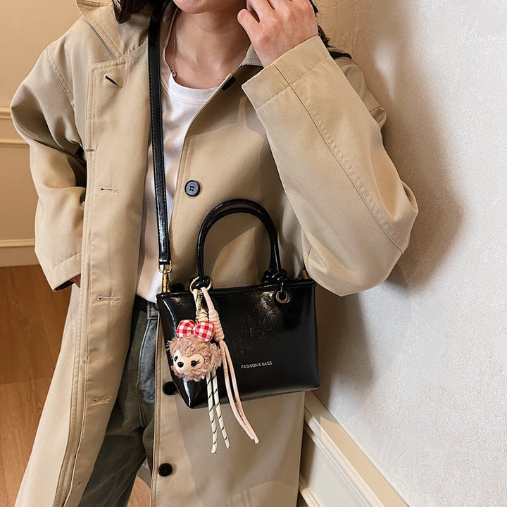 Damen Handtasche mit verspieltem Plüschanhänger Nord Taschen
