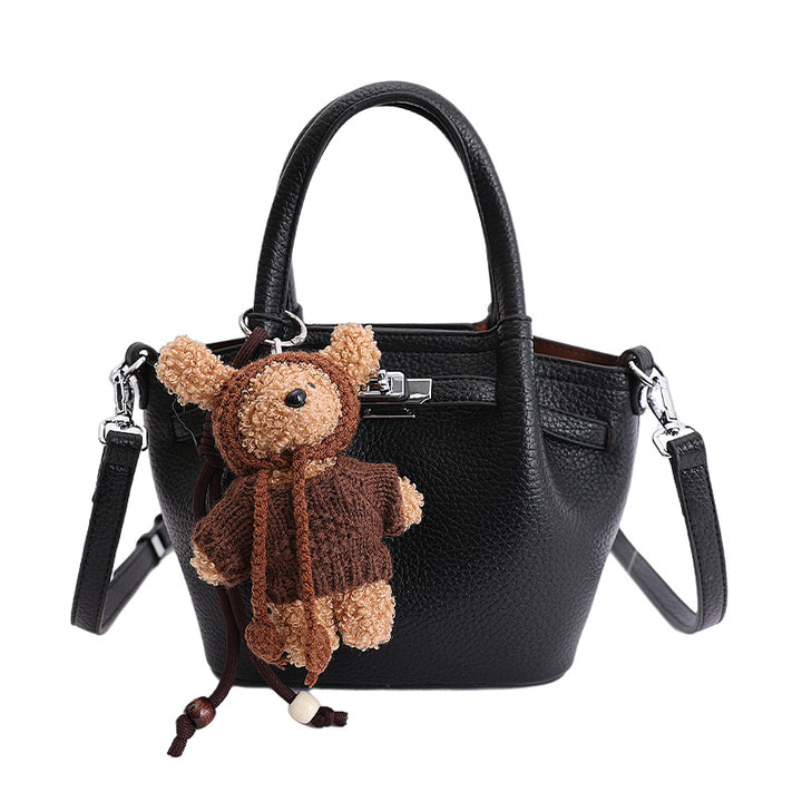 Damen modische Handtasche mit verspieltem Plüschanhänger Nord Taschen