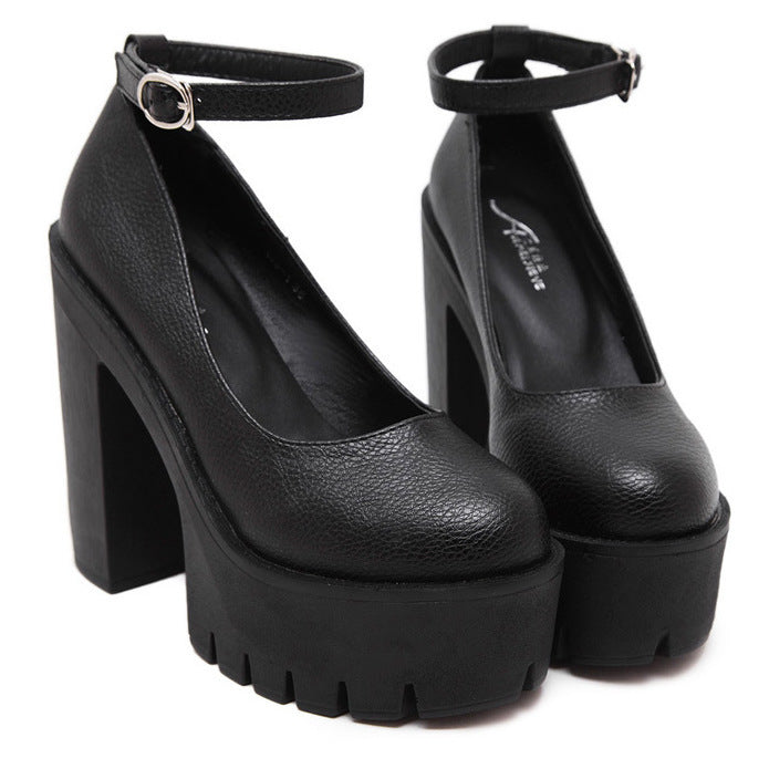 Damen Plateau-Pumps mit eleganter Doppelriemenführung und rutschfester Sohle