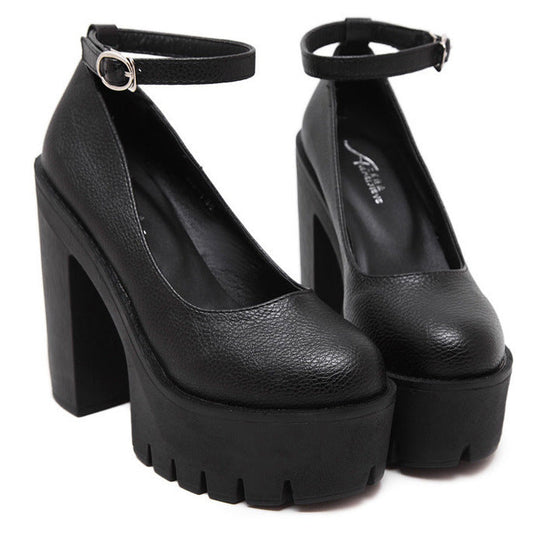 Damen Plateau-Pumps mit eleganter Doppelriemenführung und rutschfester Sohle