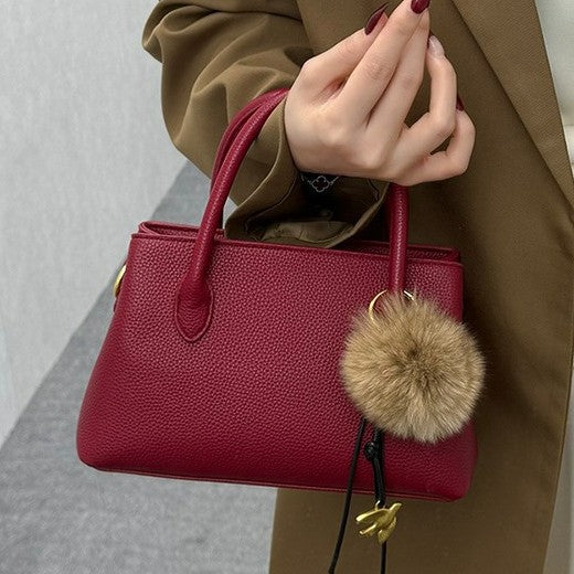 Damen Handtasche aus hochwertigem Kunstleder mit dekorativem Pelzanhänger Nord Taschen
