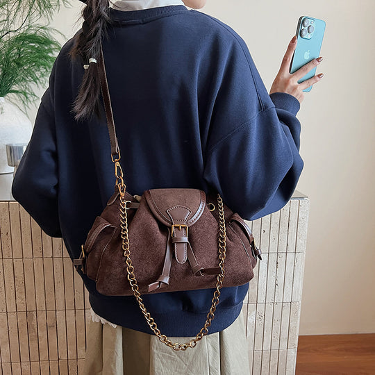 Damen Schultertasche aus hochwertigem Veloursleder mit dekorativen Kettenakzenten Nord Taschen