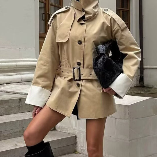 Damen Kurzer Trenchcoat mit Taillengürtel, Stehkragen und Kontrastmanschetten Nord Taschen