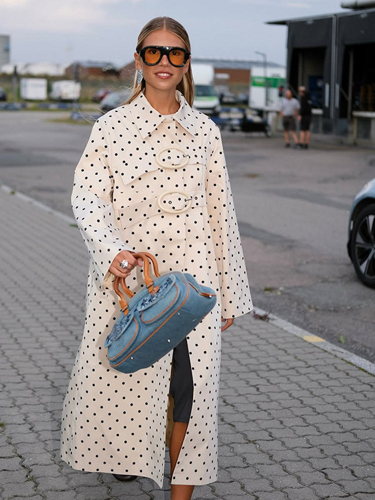 Damen Lang geschnittener gepunkteter Trenchcoat mit übergroßen Zierzungen und kastigem Schnitt Nord Taschen