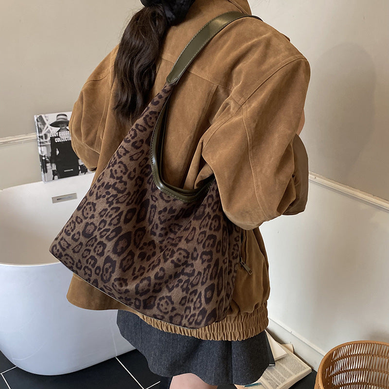 Damen elegante Hobo-Tasche aus hochwertigem Kunstleder mit attraktivem Leopardenmuster Nord Taschen