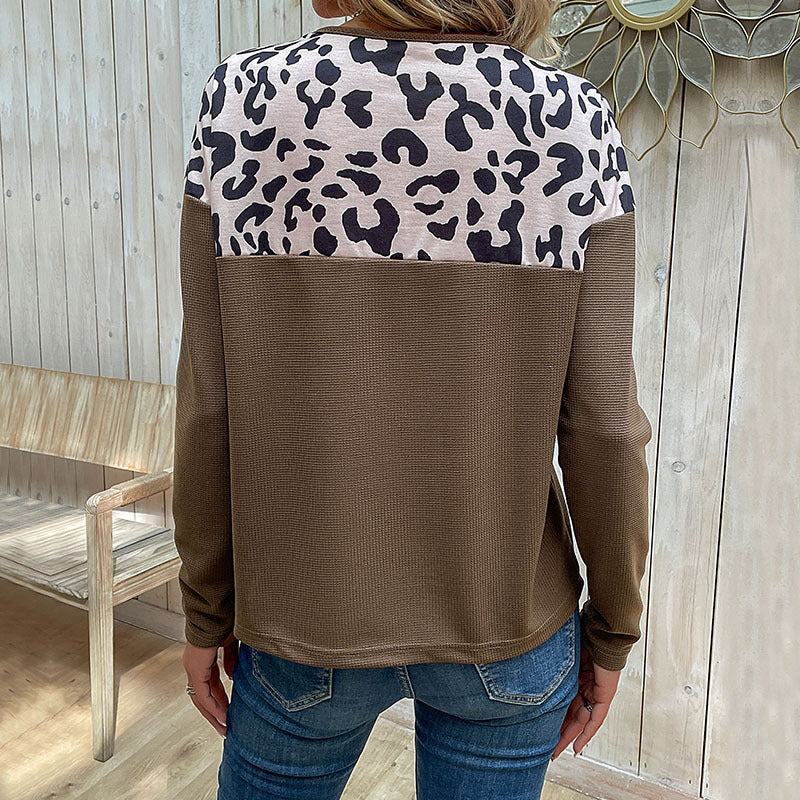 Damen Langärmeliges Waffelstrickshirt mit Leoprint-Schulter und Knopfleiste Nord Taschen