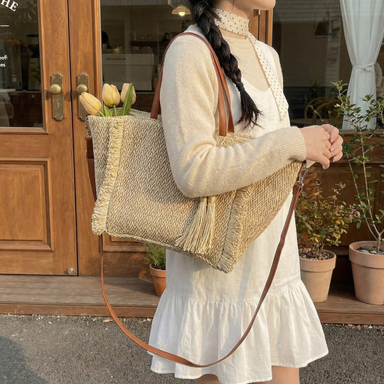 Damenhandtasche aus gewebtem Naturmaterial mit fransenartiger Dekoration Nord Taschen