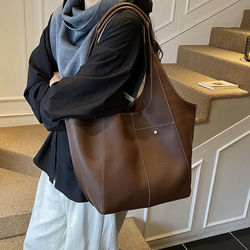 Damen stilvolle Handtasche mit zwei seitlichen Fächern Nord Taschen