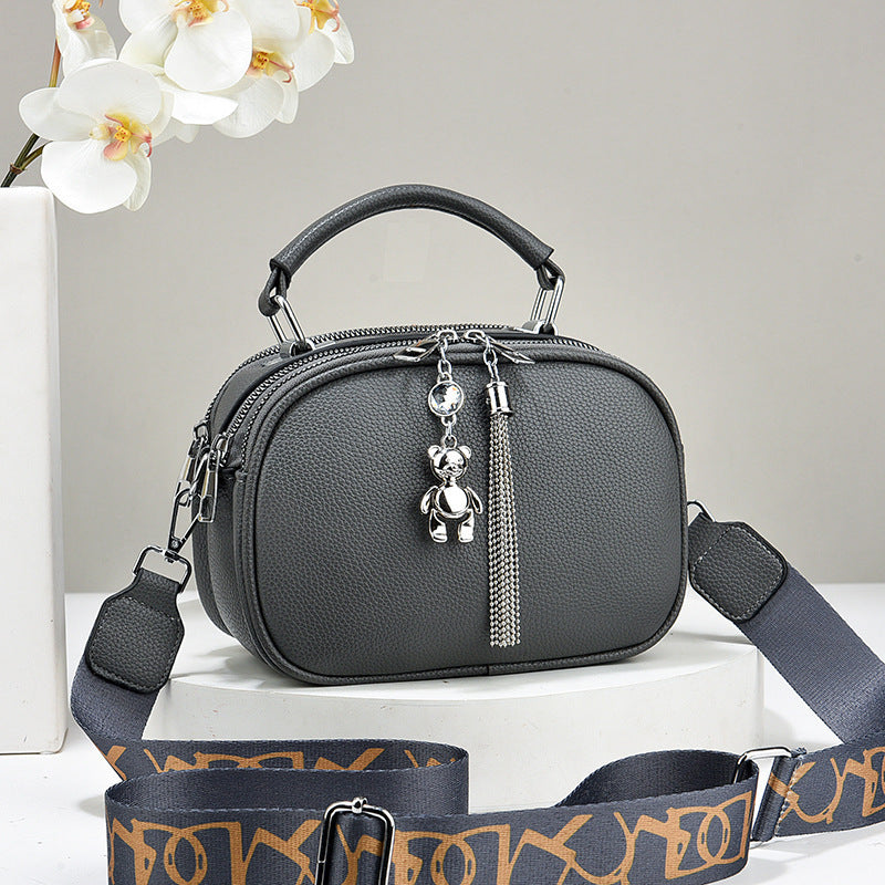 Damen Handtasche mit süßem Bärchen-Anhänger und verstellbarem Schultergurt Nord Taschen