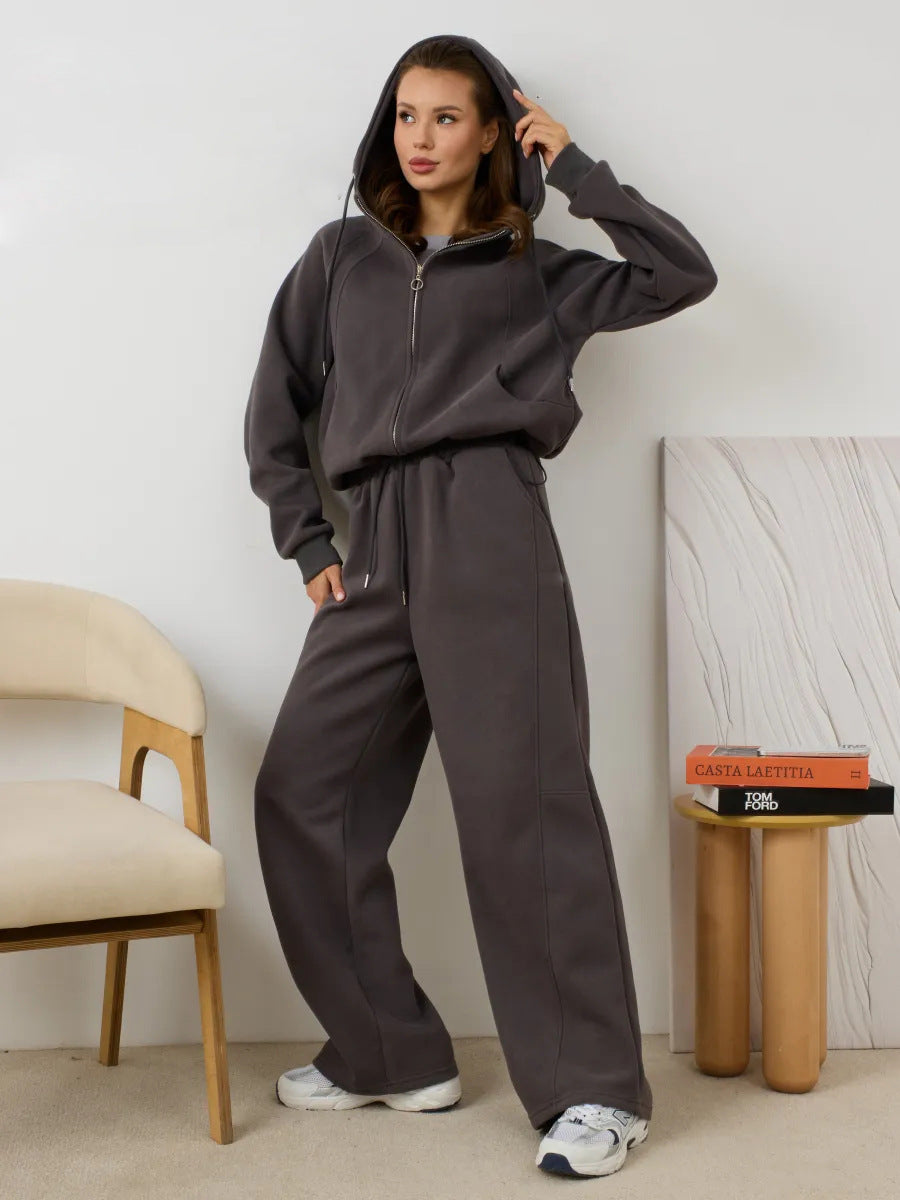Damen Oversize-Zip-Hoodie mit Kängurutasche und hochgeschnittener Sweathose mit weiter Beinführung Set Nord Taschen