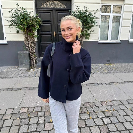 Damen Kurz geschnittene Boxy-Jacke mit Stehkragen und asymmetrischer Knopfleiste Nord Taschen