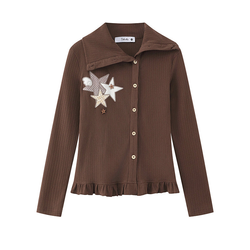 Damen Strickjacke mit Knopfleiste, großem Kragen, Rüschensaum und Stern-Applikationen Nord Taschen