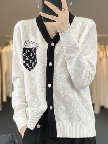 Damen Kurzgeschnittener V‑Neck-Cardigan mit Perlmuttknöpfen und kontrastierter Brusttasche Nord Taschen