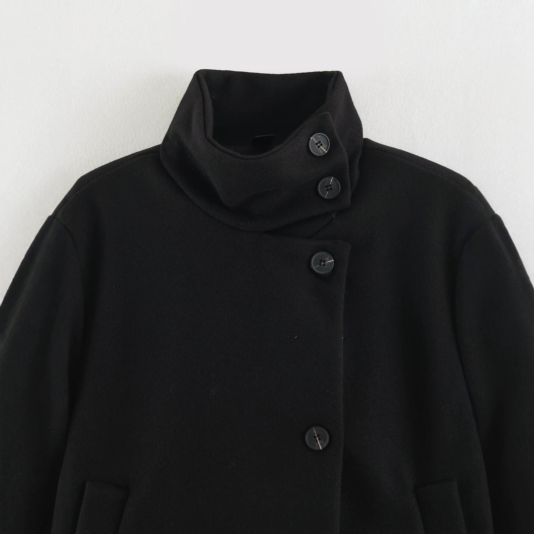 Damen Kurzjacke im Boxy‑Schnitt mit hochschließendem Schlauchkragen und asymmetrischer Knopfleiste Nord Taschen