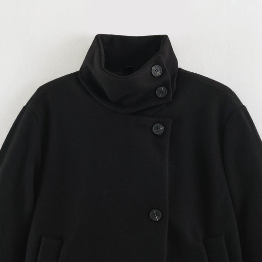 Damen Kurzjacke im Boxy‑Schnitt mit hochschließendem Schlauchkragen und asymmetrischer Knopfleiste Nord Taschen
