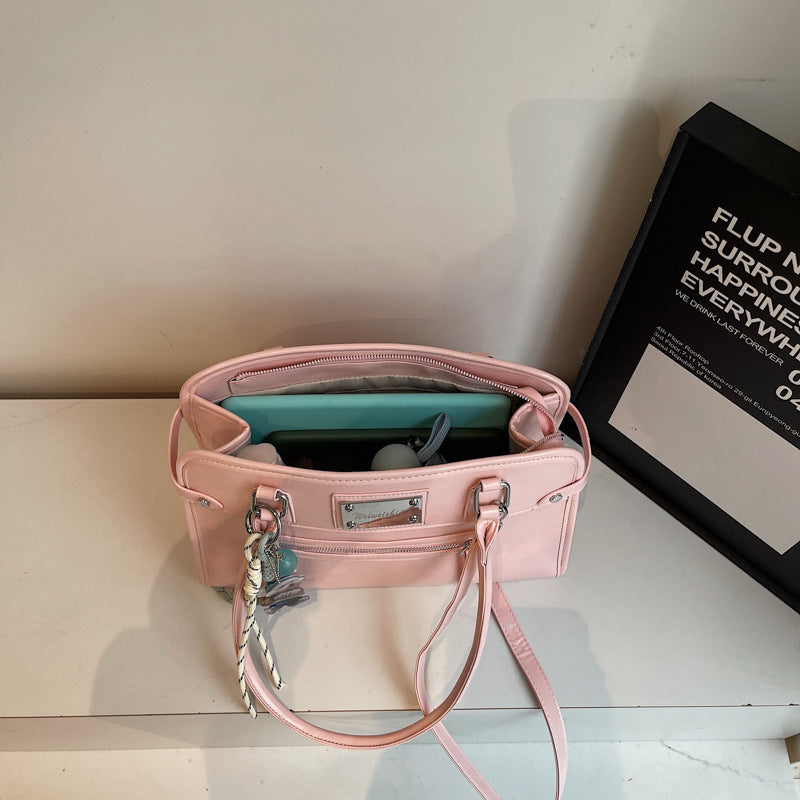 Damen Handtasche mit dekorativem Anhänger | Nord Taschen