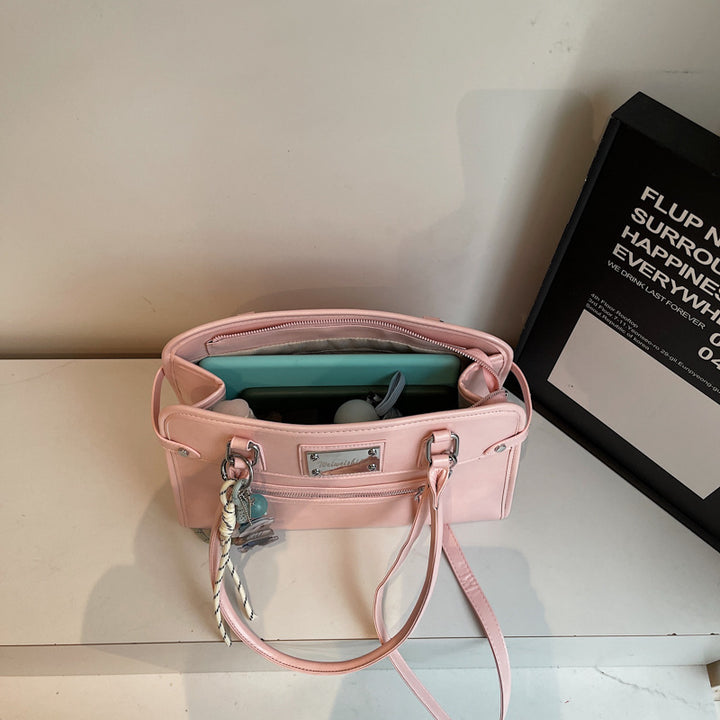 Damen Handtasche mit dekorativem Anhänger | Nord Taschen