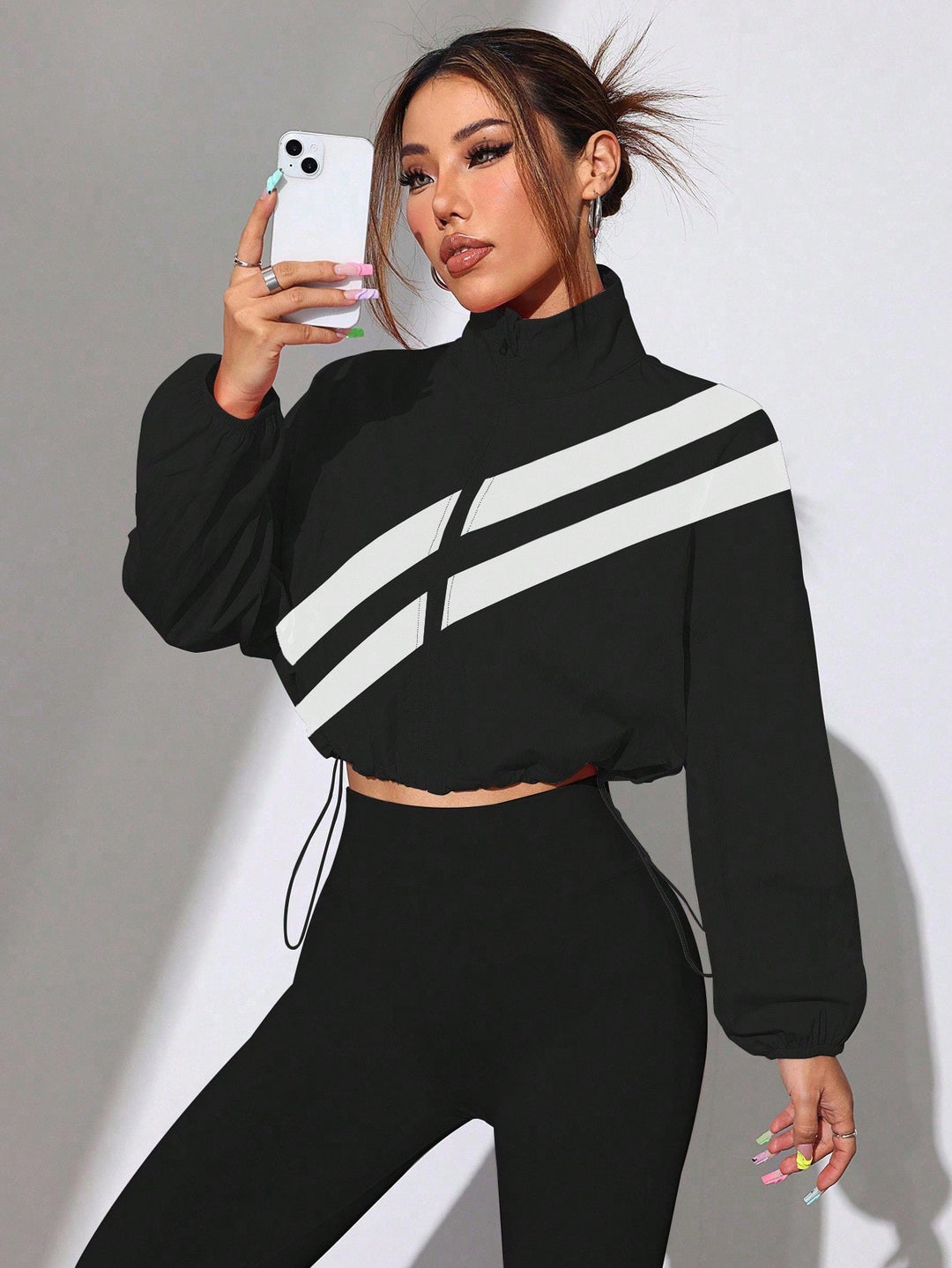 Damen Cropped Windbreaker mit Stehkragen, Reißverschluss und Kordelzugtaillierung Nord Taschen