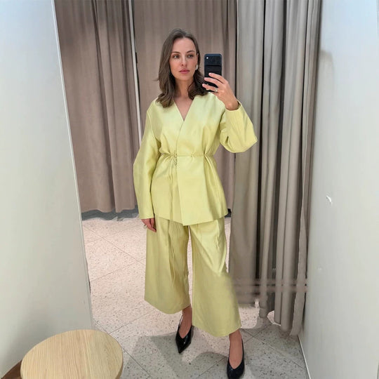 Damen Zweiteiliges Wickelblazer-Set mit Bindegürtel und hochgeschnittener weiter Plisseehose Nord Taschen