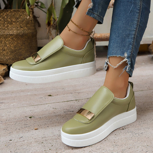 Damen  Slip-On Plateau-Sneaker mit dekorativer Metallapplikation und gepolstertem Komfortfußbett Nord Taschen