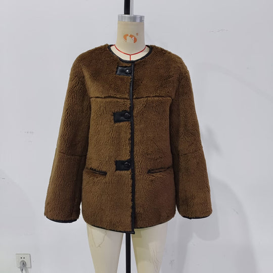 Damen Boxy-Teddyjacke im Faux-Shearling mit Rundhals, Knopfverschluss und Lederpaspeln Nord Taschen