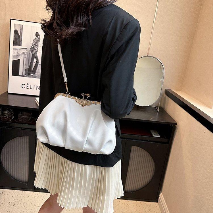 Damen Clutch-Handtasche mit eleganter Struktur und kunstvollem Verschluss Nord Taschen