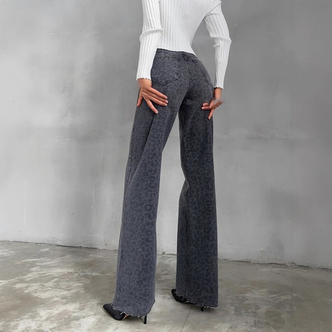Damen Highwaist Schlagjeans mit dezenter Leo-Print, weitem Bein und rohem Saum Nord Taschen