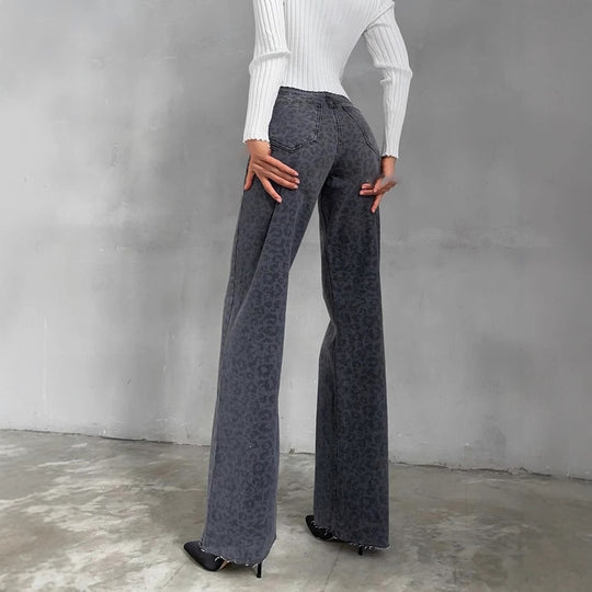 Damen Highwaist Schlagjeans mit dezenter Leo-Print, weitem Bein und rohem Saum Nord Taschen