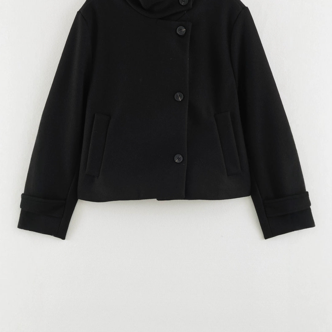 Damen Kurzjacke im Boxy‑Schnitt mit hochschließendem Schlauchkragen und asymmetrischer Knopfleiste Nord Taschen