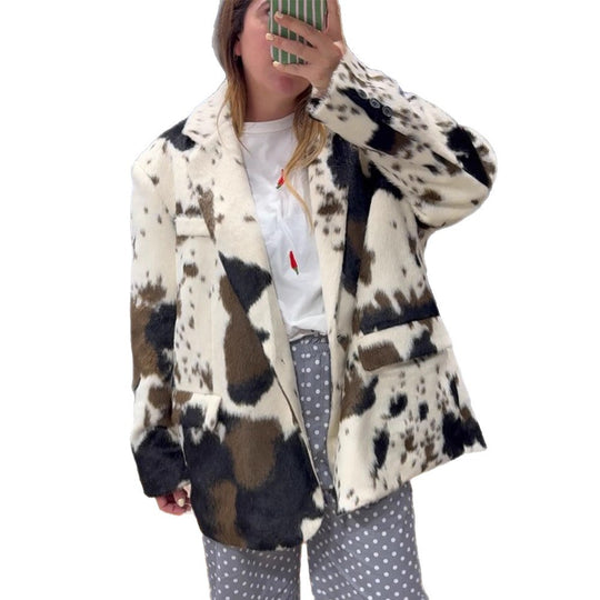 Damen kurze Kunstpelzjacke im Fleckenmuster mit Reverskragen, Holzknöpfen & aufgesetzten Taschen Nord Taschen