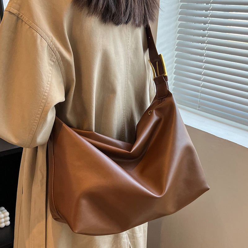 Damen Hobo-Tasche mit geschmeidigem Kunstleder und dezenten Goldakzenten Nord Taschen