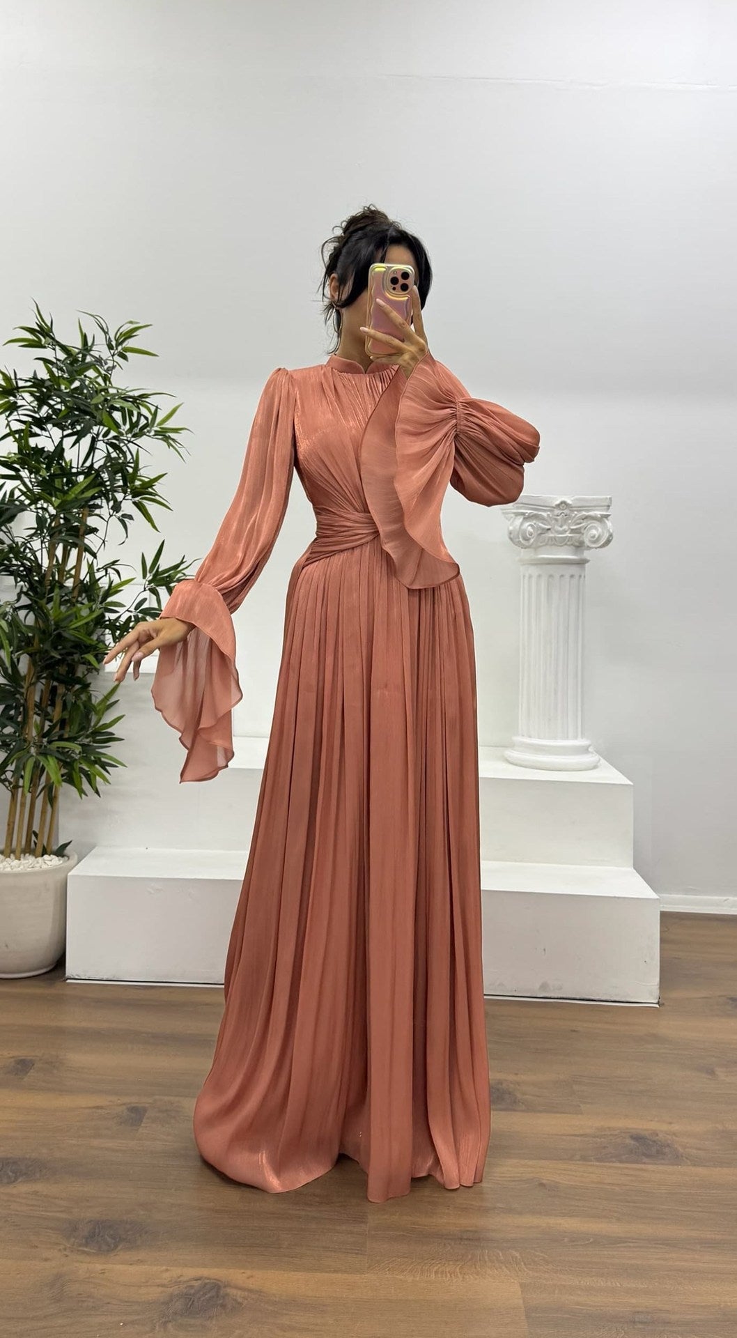 Damen Maxikleid mit figurschmeichelndem Schnitt und eleganter Raffung