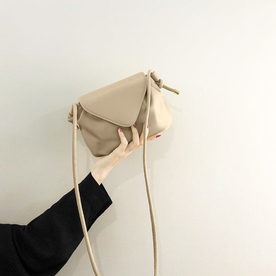 Damen Umhängetasche mit asymmetrischem Klappenverschluss und hochwertigen Ledermaterialien Nord Taschen