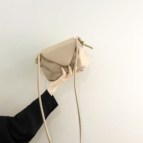 Damen Umhängetasche mit asymmetrischem Klappenverschluss und hochwertigen Ledermaterialien Nord Taschen