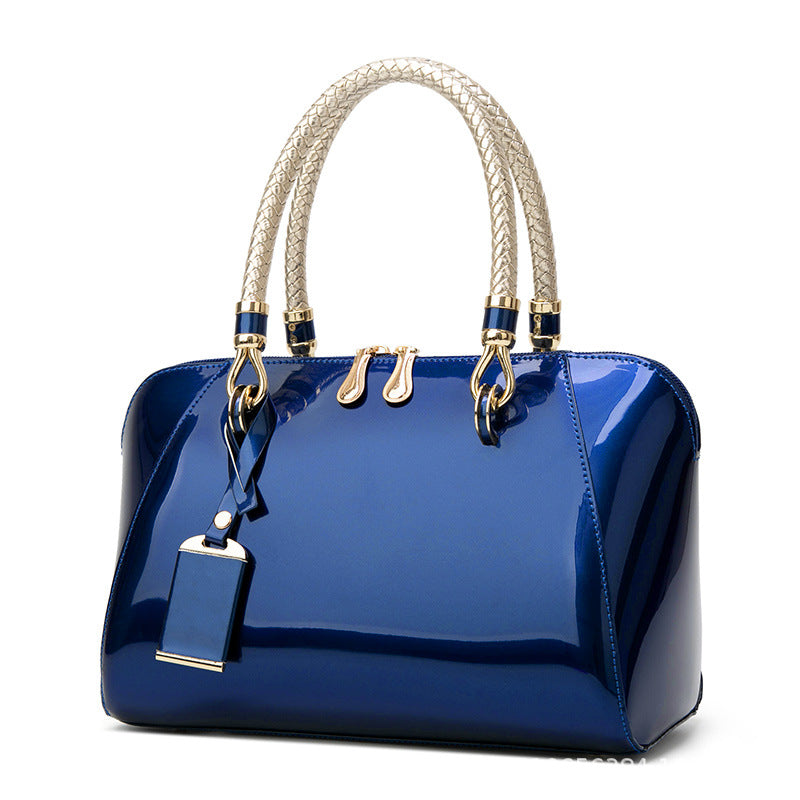 Damen Handtasche mit glänzender Lackoberfläche und geflochtenen Griffen Nord Taschen