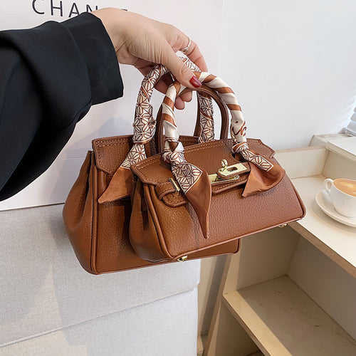 Damen Handtasche mit innovativem Haltegriff und modischen Details | Nord Taschen
