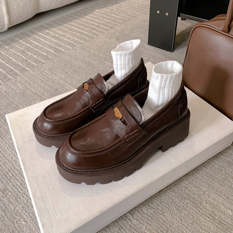 Damen Chunky Pennyloafer mit profilierter Plateau‑Lug‑Sohle und goldener Zierapplikation Nord Taschen
