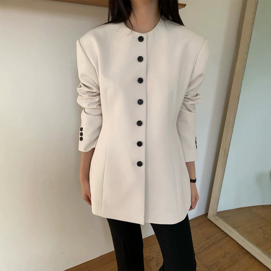 Damen Taillierter Blazer mit skulpturaler Schulter, Rundhalsausschnitt und Kontrastknopfleiste Nord Taschen