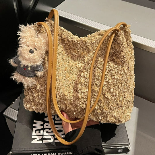 Damen modische Umhängetasche mit süßem Plüschanhänger Nord Taschen