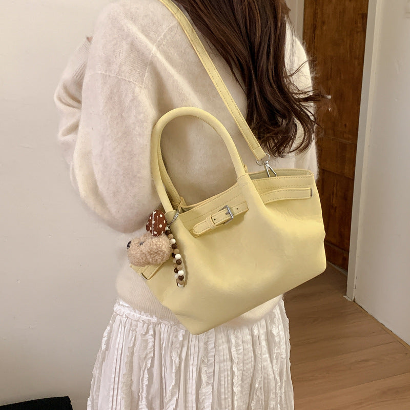 Damen elegante Handtasche mit verspieltem Tieranhänger Nord Taschen