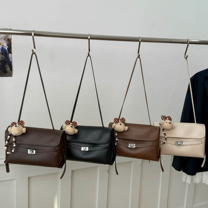 Damen elegante Schultertasche aus hochwertigem Kunstleder mit charmantem Anhänger Nord Taschen