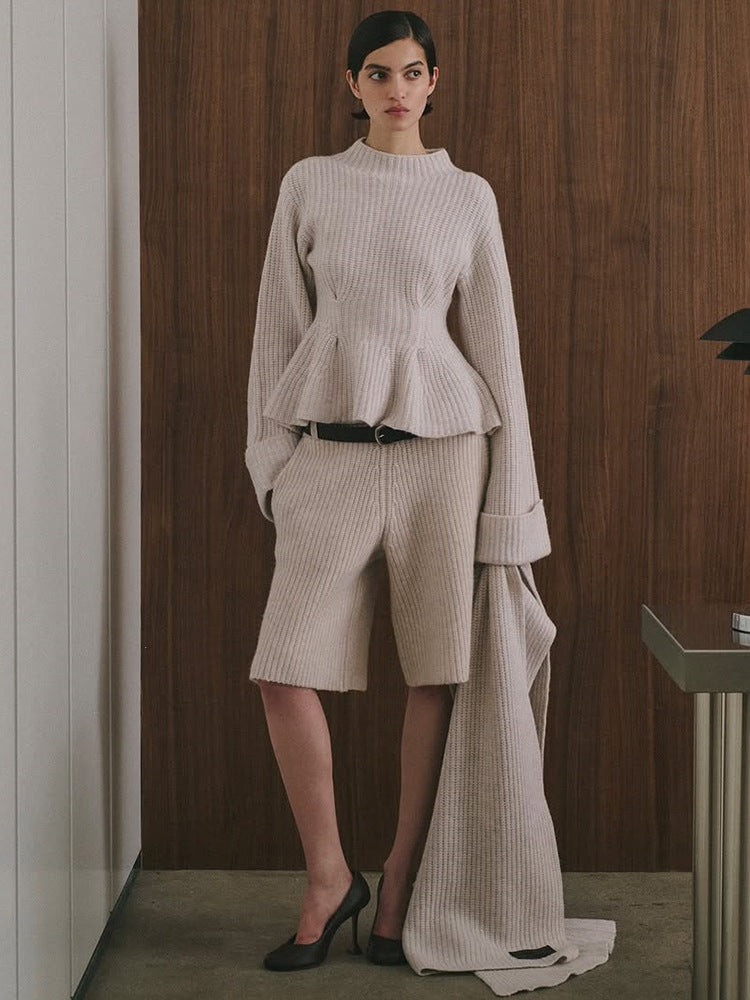 Damen Feinstrick-Zweiteiler mit tailliertem Peplum-Pullover und High-Waist-Bermuda Nord Taschen