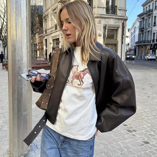Unisex Oversize Kunstlederjacke mit Reißverschluss Hemdkragen und Taillengürtel Nord Taschen