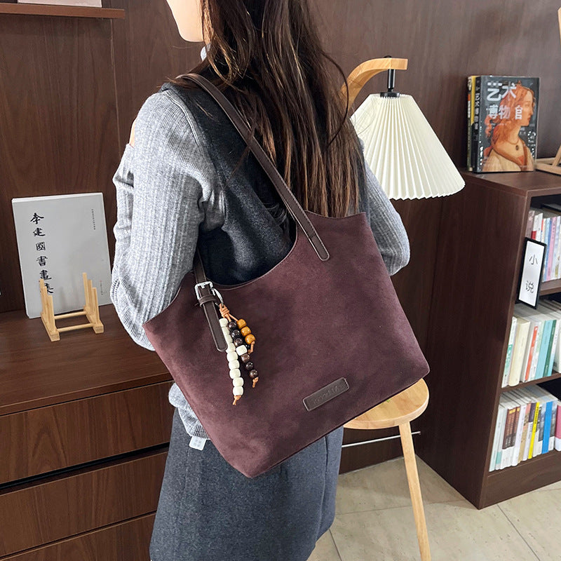 Damen modische Shopper-Tasche aus hochwertigem Wildleder mit verspieltem Anhänger Nord Taschen