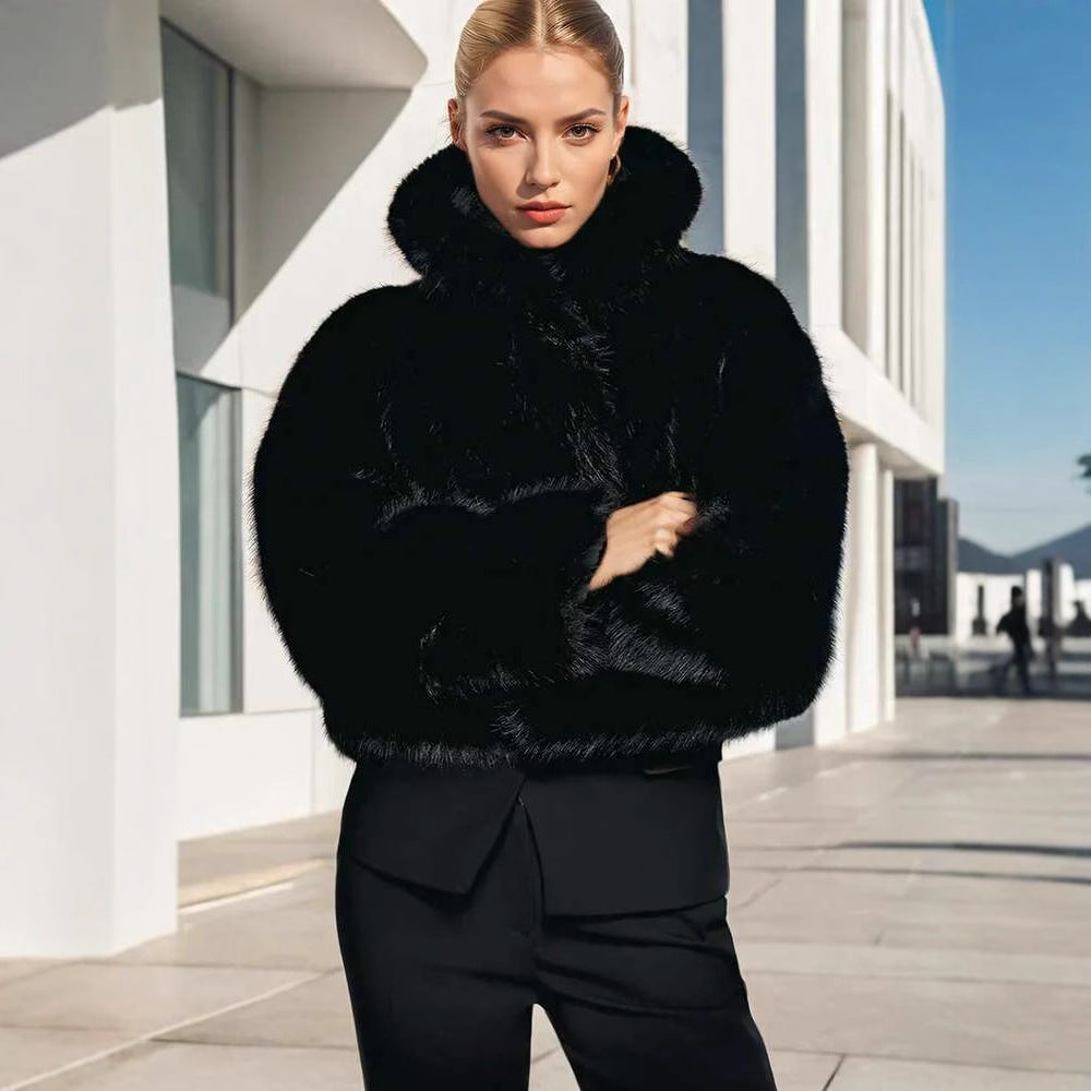 Damen Kurze Kapuzen-Faux-Fur-Jacke mit dichtem Hochflor, Boxy-Silhouette und elastischem Saum Nord Taschen