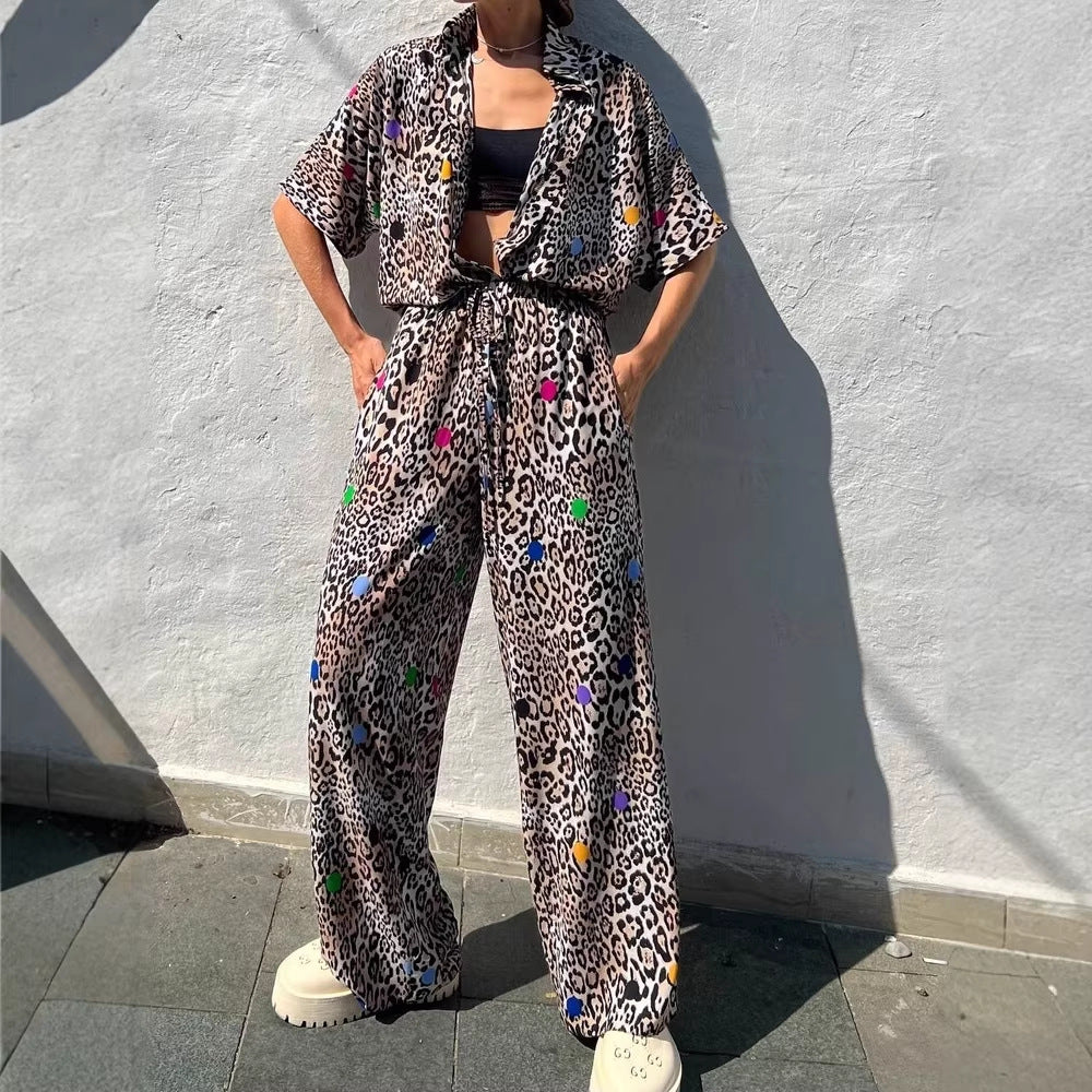 Damen zweiteiliges Safari-Print Loungewear-Set mit kurzärmeliger Hemdbluse und weitem hochgeschnittenen Palazzohose Nord Taschen