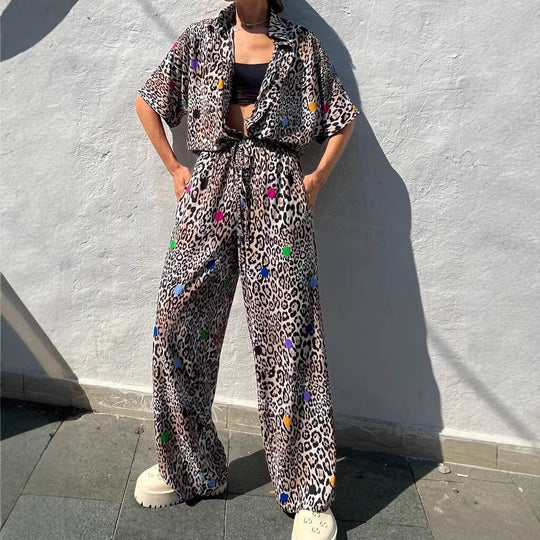 Damen zweiteiliges Safari-Print Loungewear-Set mit kurzärmeliger Hemdbluse und weitem hochgeschnittenen Palazzohose Nord Taschen